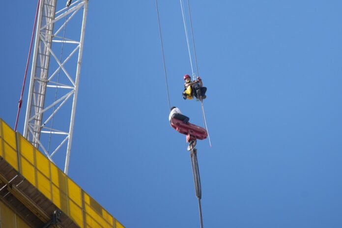jovem-de-15-anos-preso-em-guindaste-a-36-andares-de-altura-e-resgatado-por-bombeiros-em-israel