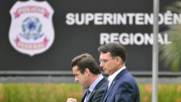 flavio-visita-bolsonaro-e-diz-que-pai-fez-‘pedido-direto’-a-motta-e-alcolumbre-por-anistia