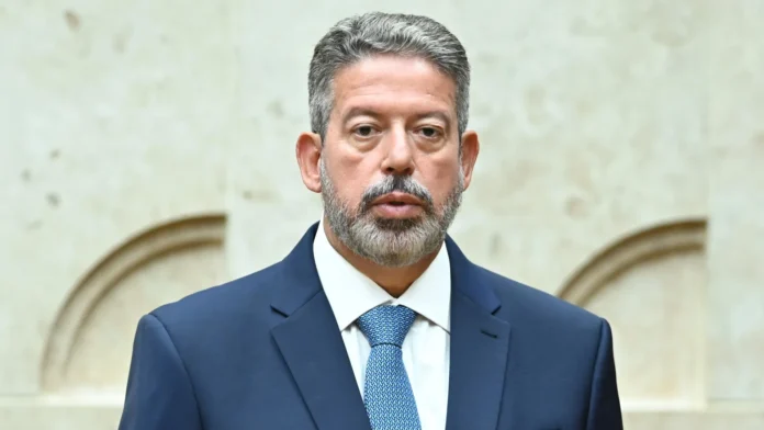 lira-se-contrapoe-a-motta-com-acenos-a-governo-lula-durante-ato-do-ir