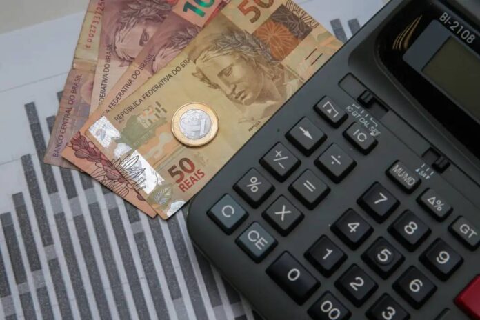 salarios-devem-estagnar-em-2026,-mas-empresas-apostam-em-beneficios-para-reverter-insatisfacao