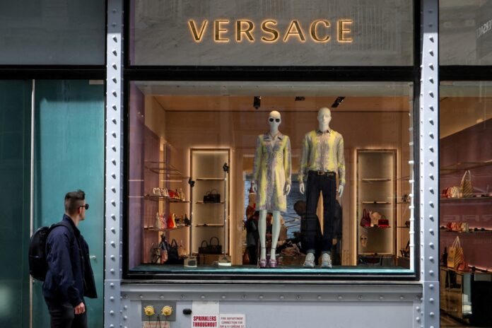 prada-conclui-compra-da-versace-por-us$-1,4-bilhao-e-cria-gigante-do-luxo-italiano