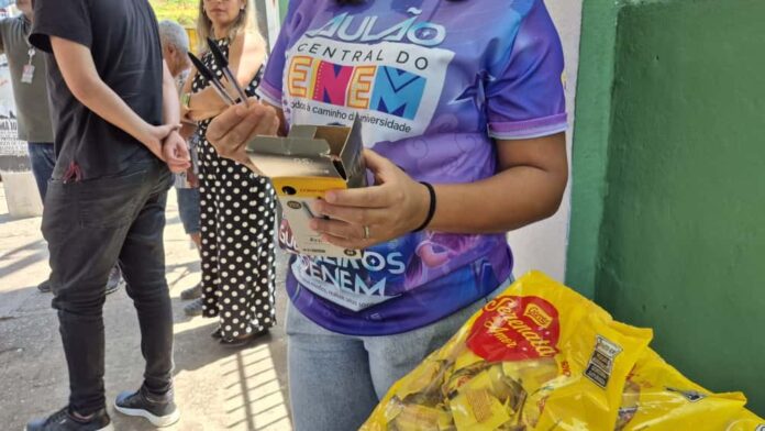 enem-2025:-professores-da-rede-publica-do-amapa-distribuem-agua-e-caneta-em-local-de-prova