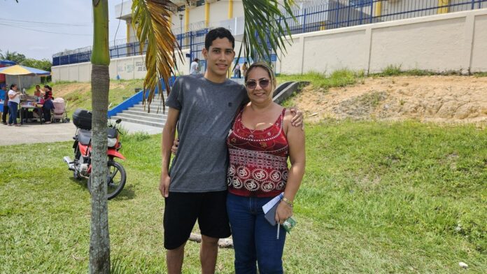 enem-no-amazonas:-mae-incentiva-filho-do-2o-ano-a-fazer-prova-como-treino-para-o-futuro