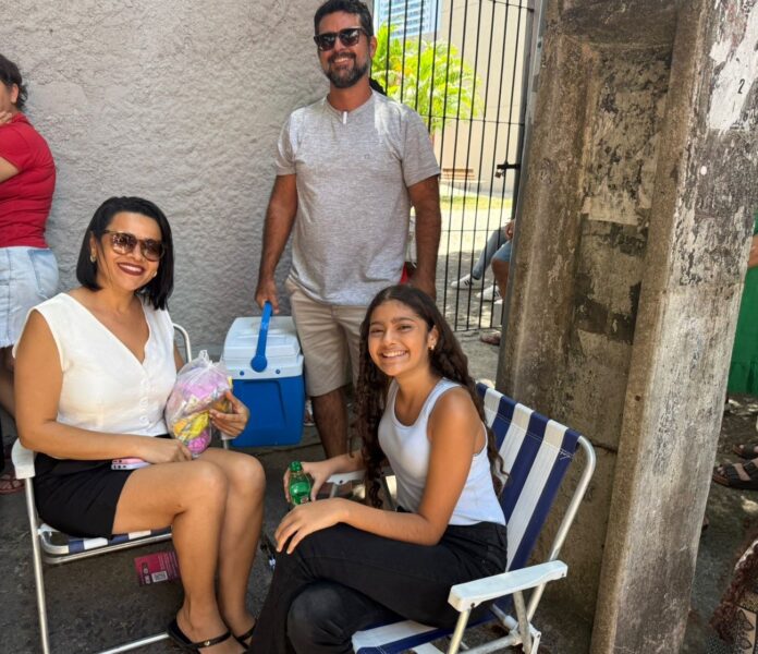 enem-2025:-familia-leva-cooler-e-cadeiras-de-praia-para-esperar-candidato-fazer-prova;-video
