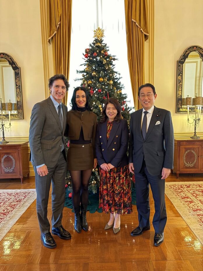 katy-perry-e-justin-trudeau-posam-ao-lado-de-ex-primeiro-ministro-do-japao