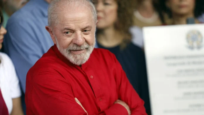 lula-bate-flavio-bolsonaro-por-15-pontos-e-tarcisio-por-5-no-2o-turno,-diz-datafolha