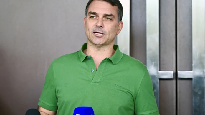 preco-para-desistir-de-candidatura-e-‘bolsonaro-livre,-nas-urnas’,-diz-flavio-bolsonaro