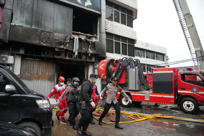incendio-atinge-predio-de-sete-andares-em-jacarta,-na-indonesia,-e-deixa-17-mortos