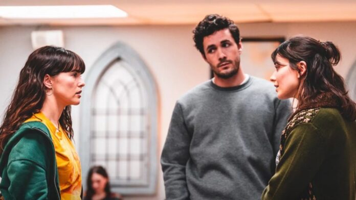a-melhor-comedia-romantica-de-2025-nasceu-de-um-menage.-e-e-bem-menos-leve-do-que-parece