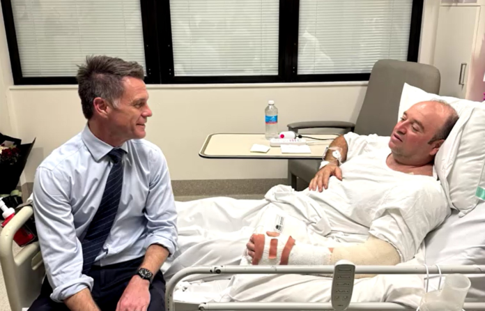 ‘heroi’-que-desarmou-assassino-em-praia-em-sydney-aparece-em-1a-foto-no-hospital-apos-cirurgia