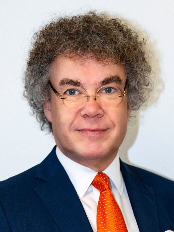 deputado-alemao-de-extrema-direita-e-denunciado-por-fazer-saudacao-nazista-no-parlamento