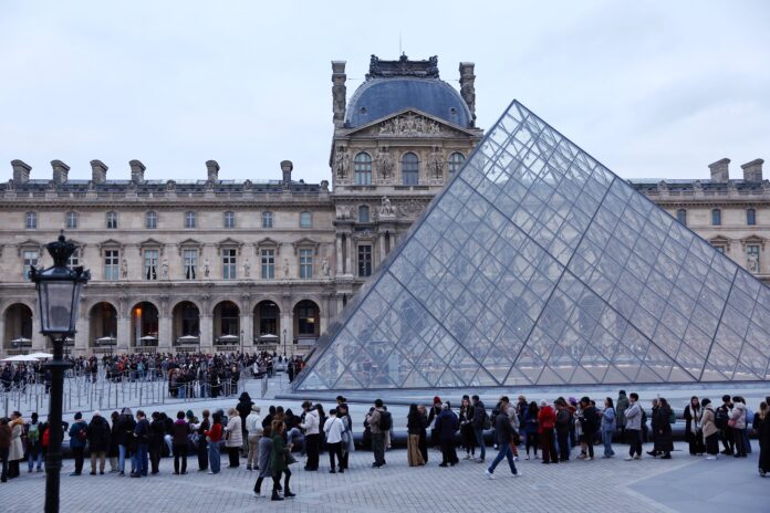 museu-do-louvre-reabre-parcialmente-em-meio-a-greve-de-funcionarios