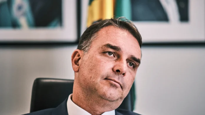 flavio-bolsonaro-diz-que-pesquisas-mostram-rapido-crescimento-e-que-candidatura-e-irreversivel