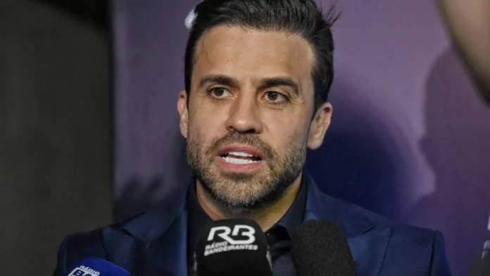 flavio-bolsonaro-recebe-apoio-de-marcal-em-evento-de-mentoria