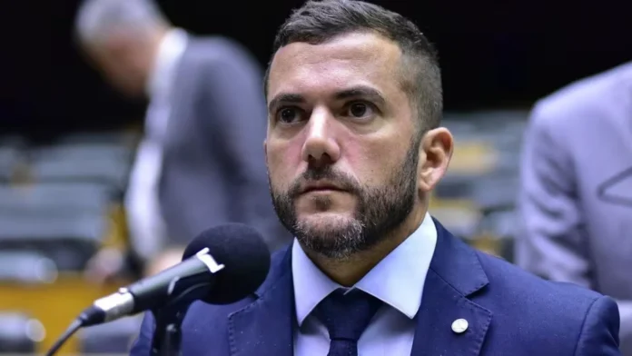 pf-faz-buscas-contra-sostenes-e-jordy,-deputados-do-pl