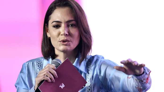 em-rede-social,-michelle-pede-oracoes-por-bolsonaro,-que-chega-a-hospital-para-internacao