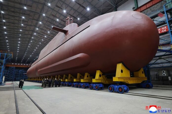 coreia-do-norte-testa-novo-missil,-e-kim-jong-un-exibe-submarino-em-construcao