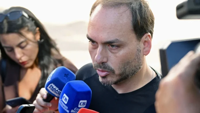 flavio-e-carlos-atacam-moraes-apos-ministro-manter-bolsonaro-preso-na-pf