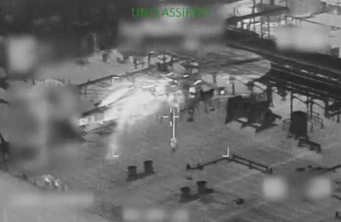 video-mostra-momento-em-que-militares-dos-eua-capturam-petroleiro-sophia-no-mar-do-caribe