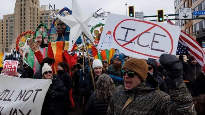milhares-protestam-e-dezenas-sao-presos-apos-morte-de-mulher-por-agente-de-imigracao-dos-eua