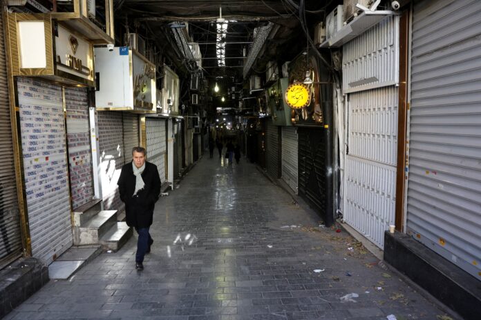 comerciantes-do-ira,-que-apoiaram-revolucao-de-1979,-se-voltam-contra-regime-dos-aiatolas