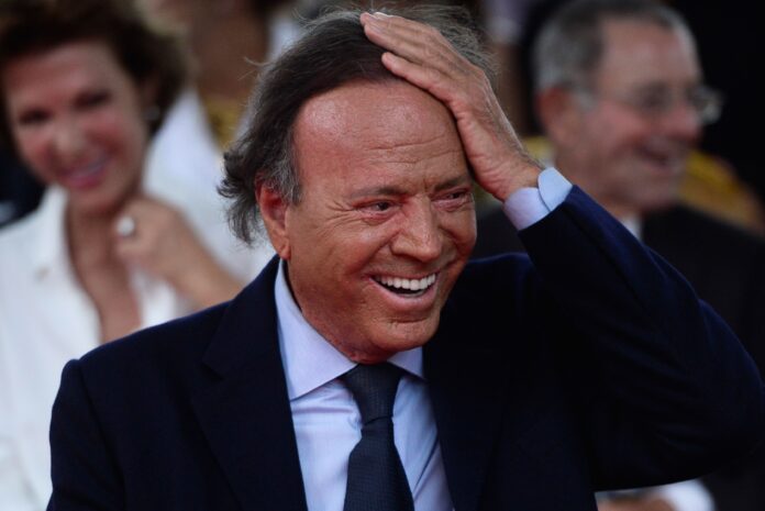 julio-iglesias-nega-acusacoes-de-abuso-sexual-e-diz-que-sao-‘absolutamente-falsas’