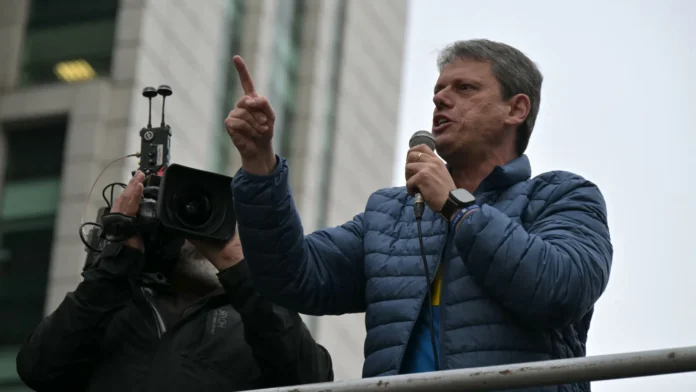 tarcisio-promete-‘trabalhar-muito-em-prol-do-flavio’-apos-crise-com-cla-bolsonaro