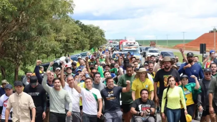 caminhada-de-nikolas-tem-mutirao-de-selfies-e-atrai-politicos-em-busca-visibilidade