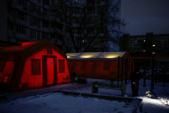 ataque-da-russia-na-ucrania-deixa-1-morto,-feridos-e-mais-de-6-mil-predios-sem-aquecimento