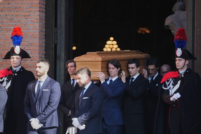 estrelas-e-publico-se-despedem-de-valentino-em-funeral-em-roma