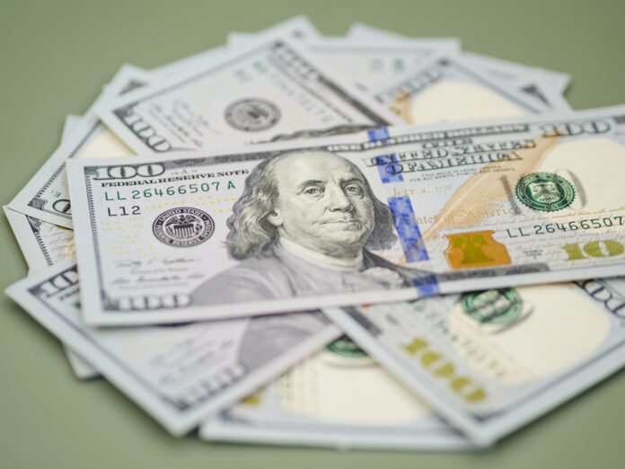 dolar-inicia-o-dia-em-queda-com-cautela-sobre-fed-e-tensoes-geopoliticas