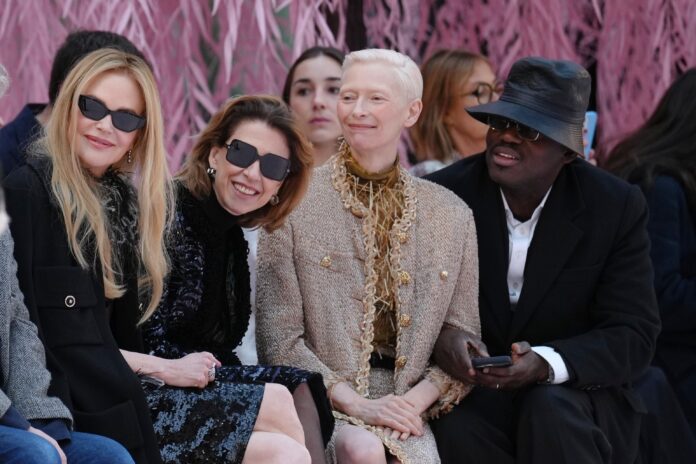 fernanda-torres-posa-com-nicole-kidman-e-tilda-swinton-em-desfile-da-chanel