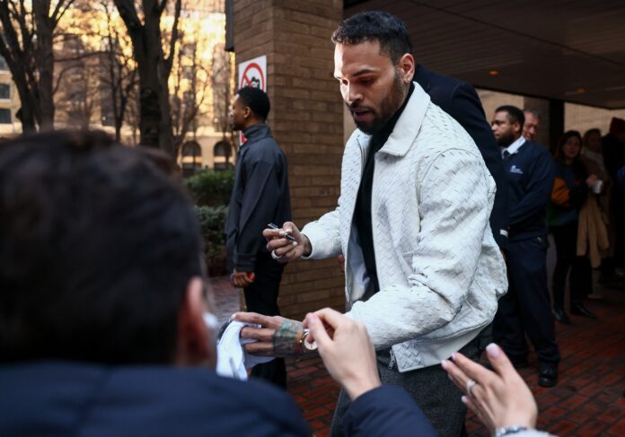 chris-brown-comparece-a-tribunal-no-reino-unido-antes-de-julgamento-por-agressao