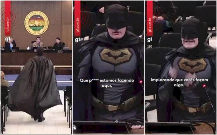 video:-homem-fantasiado-de-batman-‘invade’-prefeitura-na-california-para-protestar-contra-ice