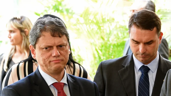 encontro-com-bolsonaro-na-papudinha-deve-selar-adesao-de-tarcisio-a-flavio,-dizem-aliados