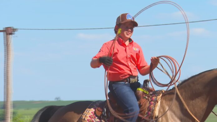 garoto-apaixonado-por-cavalos-coleciona-premiacoes-em-provas-de-laco