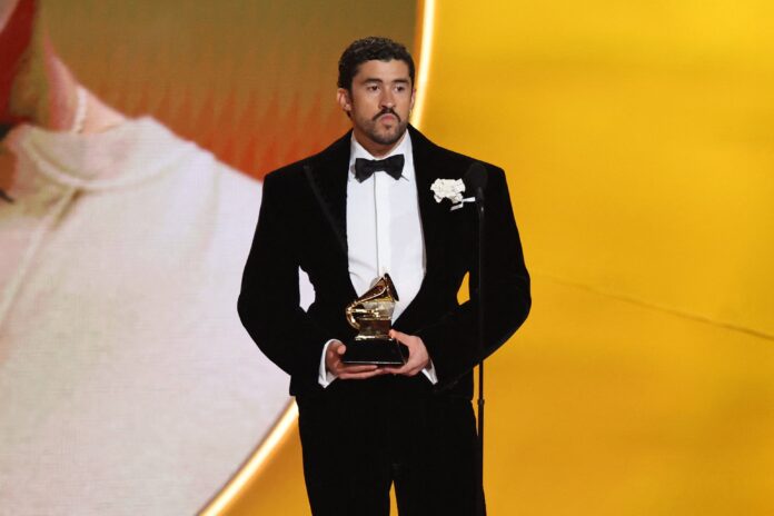 protestos-contra-agencia-de-imigracao-nos-eua-dominam-a-cerimonia-do-grammy-2026