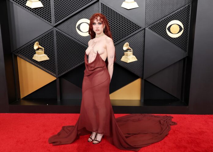 chappell-roan-chama-atencao-com-look-transparente-no-grammy-2026