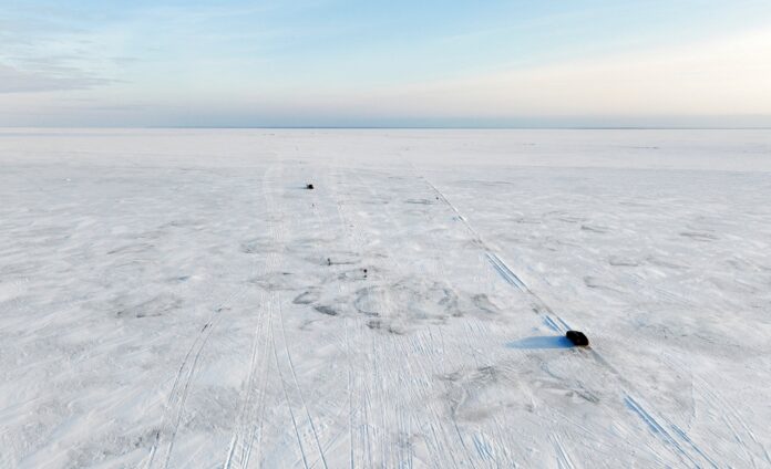 temperaturas-congelantes-fazem-estonia-inaugurar-estrada-de-gelo-entre-ilhas;-video