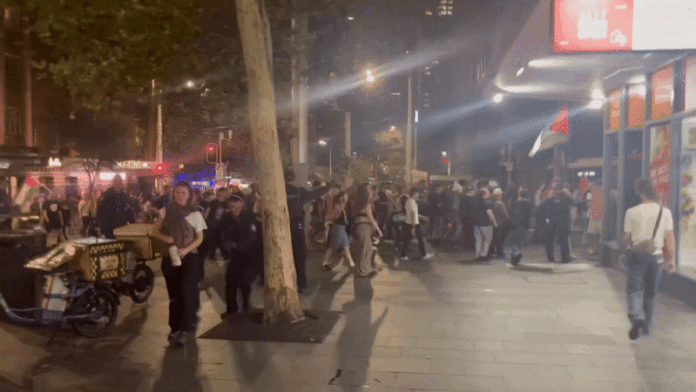 mulher-e-agredida-por-policiais-durante-protesto-na-australia;-video