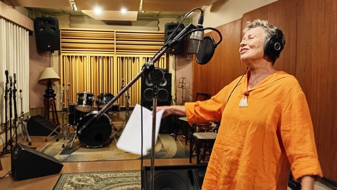 lucina-apronta-album-com-cancoes-que-versam-sobre-‘bicho,-pedra,-gente’