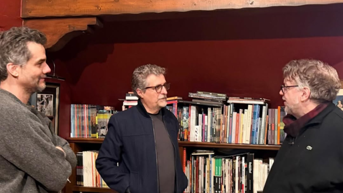 kleber-mendonca-filho-e-wagner-moura-se-reunem-com-guillermo-del-toro:-‘grato-pela-generosidade’