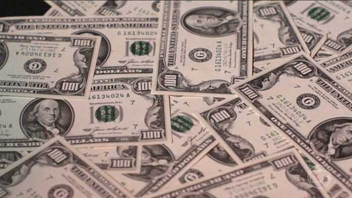 dolar-avanca-e-ibovespa-recua-apos-feriado,-com-foco-em-dados-dos-eua-e-ata-do-fed