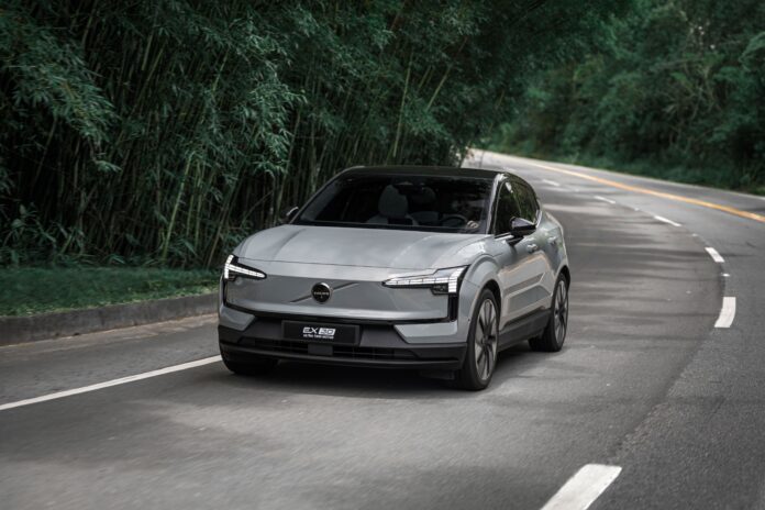 volvo-fara-um-recall-de-40-mil-suvs-eletricos-ex30-devido-a-risco-de-incendio-na-bateria