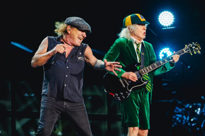 ac/dc:-angus-young-e-brian-johnson-desafiam-tempo-e-idade-em-retorno-ao-brasil-apos-16-anos