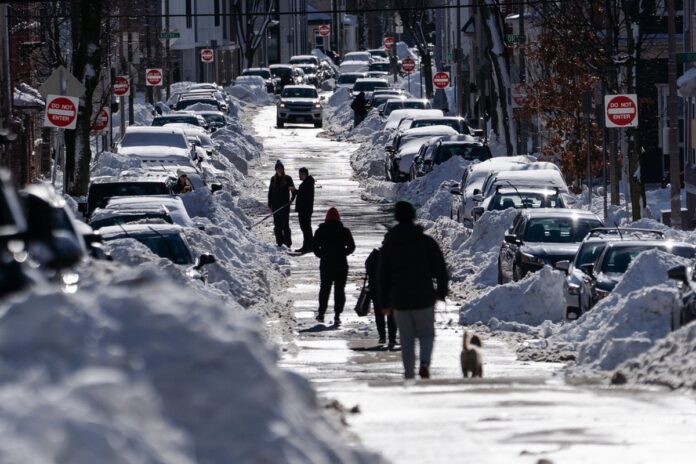 nevasca-nos-eua:-moradores-tentam-retomar-rotina-em-ny-e-boston,-mas-ruas-seguem-cobertas-de-neve