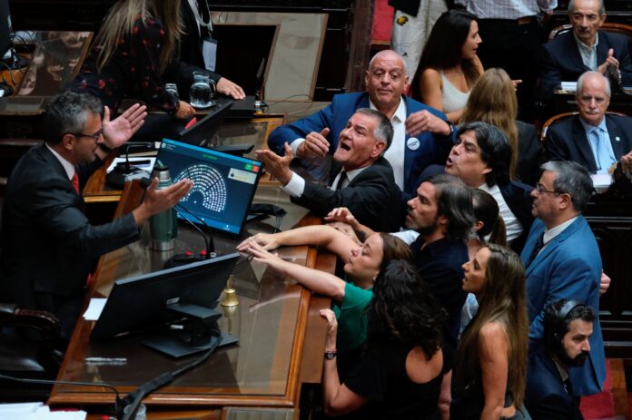 reforma-trabalhista-de-milei-vai-a-votacao-no-senado-em-meio-a-greve-e-protestos-nas-ruas