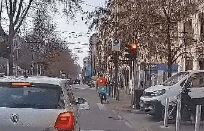 video-mostra-momento-em-que-bonde-descarrila-em-milao;-duas-pessoas-morreram