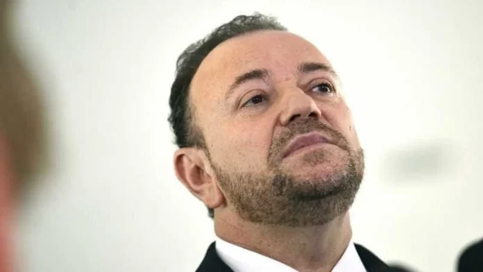 presidente-do-pt-diz-que-flavio-bolsonaro-e-‘essencia-do-pensamento-fascista’-e-alerta-sigla