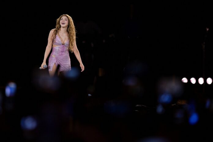 shakira-bate-recorde-de-publico-ao-reunir-mais-de-400-mil-pessoas-em-show-gratuito-no-mexico